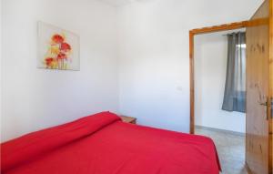 Cama roja en habitación blanca con puerta en Pet Friendly Apartment In San Leonardo Di Cutro With Kitchen, en Le Castella