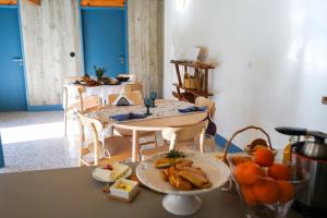 a kitchen with a table with plates of food on it at Cellorico de Sabores in Celorico da Beira