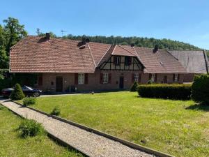 una casa grande con un gran patio delante en Charmantes Gästehaus Maya im Schloß und Hofgut Langenzell, en Wiesenbach