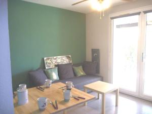 ein Wohnzimmer mit einem Sofa und einem Tisch in der Unterkunft Appartement Marseillan-Plage, 3 pièces, 5 personnes - FR-1-387-121 in Marseillan