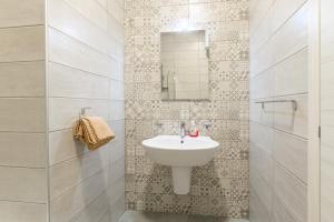 ein Bad mit einem Waschbecken und einem Spiegel in der Unterkunft Spacious Brand New Apartment Huge Terrace 3 Bdr 2 Bth Bugibba in St Paul's Bay