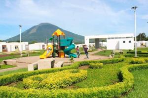 un parque con parque infantil con tobogán en Hogar dulce hogar!, en San Miguel