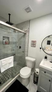 uma casa de banho com um WC e uma cabina de duche em vidro. em VillaBella em Fort Myers