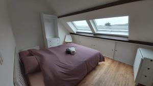 ein Schlafzimmer mit einem Bett und einem Rucksack darauf in der Unterkunft O'pOzArt Guesthouse in Durnal