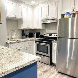 Cucina o angolo cottura di NEW! close to Downtown, Malls & Premium Outlets, with Balcony