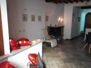 sala de estar con almohadas rojas y chimenea en A casa di Grazia en Vitorchiano