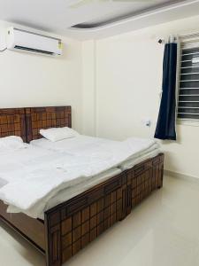 Кровать или кровати в номере Hillstay Rushikonda