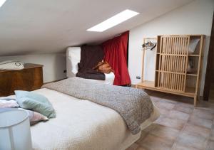 um quarto com uma cama num quarto em GINESTRA Apartment em San Potito