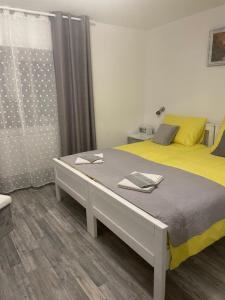 Posteľ alebo postele v izbe v ubytovaní Bolkovac Apartman Ulica Donje selo 33 Fužine