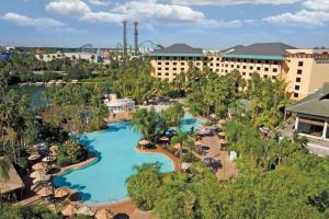 A piscina localizada em Universal's Loews Royal Pacific Resort ou nos arredores