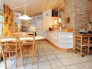 uma cozinha e sala de jantar com mesa e cadeiras em 6 person holiday home in N rre Nebel em Nørre Nebel