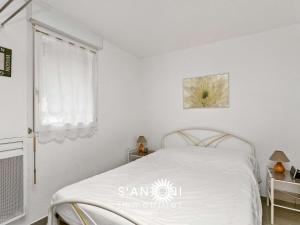 A bed or beds in a room at Appartement Le Grau d'Agde, 2 pièces, 5 personnes - FR-1-423-63