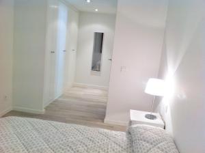 A bed or beds in a room at Superb Central Market Apt