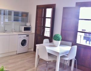 A kitchen or kitchenette at Superb Central Market Apt