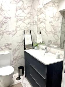 ein Bad mit einem Waschbecken und einem WC in der Unterkunft Olympic Apartment in Braga
