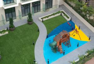 uma vista superior de um parque infantil num quintal em Nice and cozy Studio Elysée 2 in JVC - Dubai em Dubai