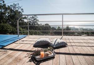 uma bandeja com duas velas num deque com piscina em Casa na Floresta na Figueira da Foz