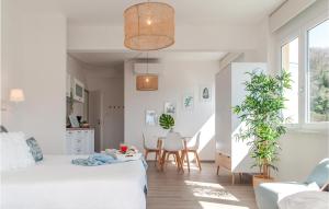 1 dormitorio con 1 cama, mesa y sillas en Awesome Apartment In Moneglia With Wifi, en Moneglia