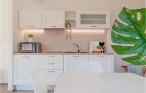 Η κουζίνα ή μικρή κουζίνα στο Beautiful Apartment In Moneglia