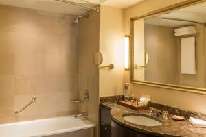 Koupelna v ubytování Sheraton Amman Al Nabil Hotel