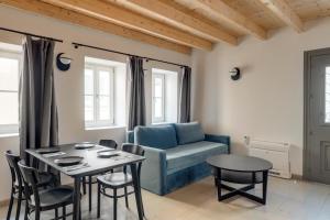 sala de estar con sofá azul y mesa en The Ten Syros, en Ermoupoli