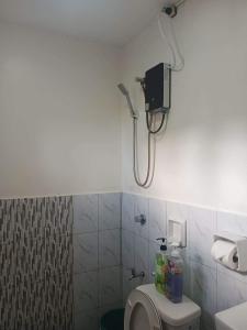 y baño con ducha y aseo. en Mando Manor -3 Bedroom Private House for Large Group, en Tacloban