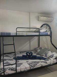 Bunk bed o mga bunk bed sa kuwarto sa Mando Manor -3 Bedroom Private House for Large Group
