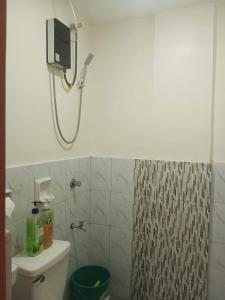 W łazience znajduje się prysznic, toaleta i umywalka. w obiekcie Mando Manor -3 Bedroom Private House for Large Group w mieście Tacloban