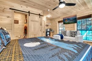 - une chambre avec un grand lit dans une pièce dotée de murs en bois dans l'établissement Tillies Stall - Queen Studio - private 36-acre resort with 6 homes amazing waterfall, à Cosby
