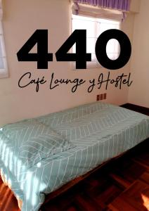 Una cama en una habitación con un cartel encima. en 440 Café Lounge y Hostel, en La Paz