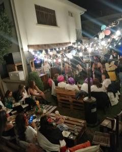 un grupo de personas sentadas en una habitación en 440 Café Lounge y Hostel, en La Paz