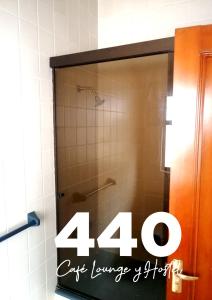 un baño con cabina de ducha con la palabra en 440 Café Lounge y Hostel, en La Paz