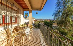un porche con sillas y una mesa en el balcón en 4 Bedroom Beautiful Home In Lorca, en Lorca