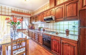 A kitchen or kitchenette at 4 Bedroom Beautiful Home In Lorca