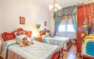 4 Bedroom Beautiful Home In Lorca في لوركا: غرفة نوم بسريرين عليها دببة