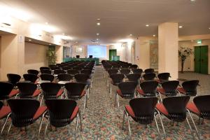 The business area and/or conference room at Hotel & Loisir Le Ruote