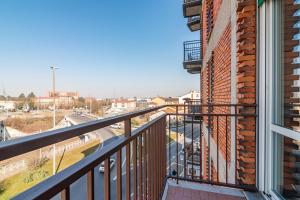 un balcon avec vue sur une ville dans l'établissement CITY CENTER - LUIGI&CAROLINA APARTMENTS - by Host4U, à Pavia