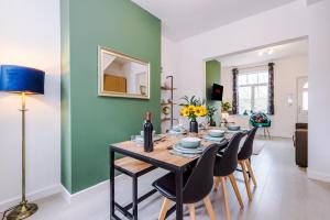 uma sala de jantar com mesa e cadeiras em Stunning 3-bed home in Nantwich by 53 Degrees Property - Amazing location, Ideal for Groups - Sleeps 6 em Nantwich