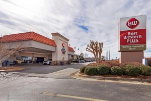 una mejor señal de Western plus frente a una tienda en Best Western Plus Madison-Huntsville Hotel, en Madison