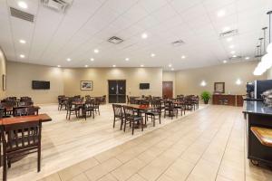 a large dining room with tables and chairs at Best Western Plus Madison-Huntsville Hotel in Madison