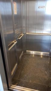 a metal shower with a glass door in a bathroom at Patagonia Home in Cipolletti