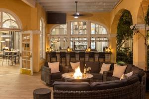 uma sala de estar com um sofá e uma fogueira em Crowne Plaza Phoenix - Chandler Golf Resort by IHG em Chandler