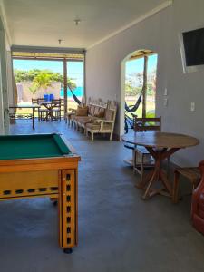 a living room with a pool table and chairs at Frente para o Mar MEAIPE in Guarapari