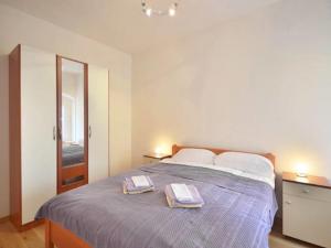 una camera da letto con un letto e due asciugamani di Apartments Nada a Spalato (Split)