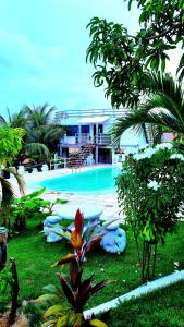 a resort with a swimming pool and a building at Casa no Residencia Familia in Canoa Quebrada