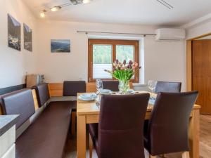 uma sala de jantar com mesa e cadeiras em Haus Wald em Wald im Pinzgau