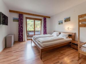 um quarto com uma cama e uma janela em Haus Wald em Wald im Pinzgau