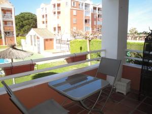 balcón con mesa, sillas y vistas en Apartamento Mare Nostrum, en Denia