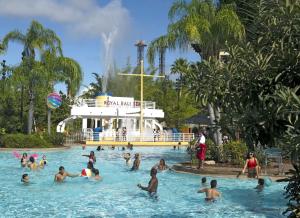 A piscina localizada em Universal's Loews Royal Pacific Resort ou nos arredores