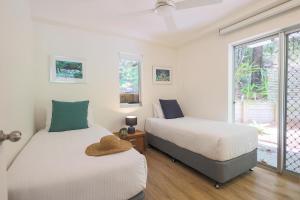 due letti in una stanza con finestra di The Cove Noosa - Apartment 4 a Noosa Heads